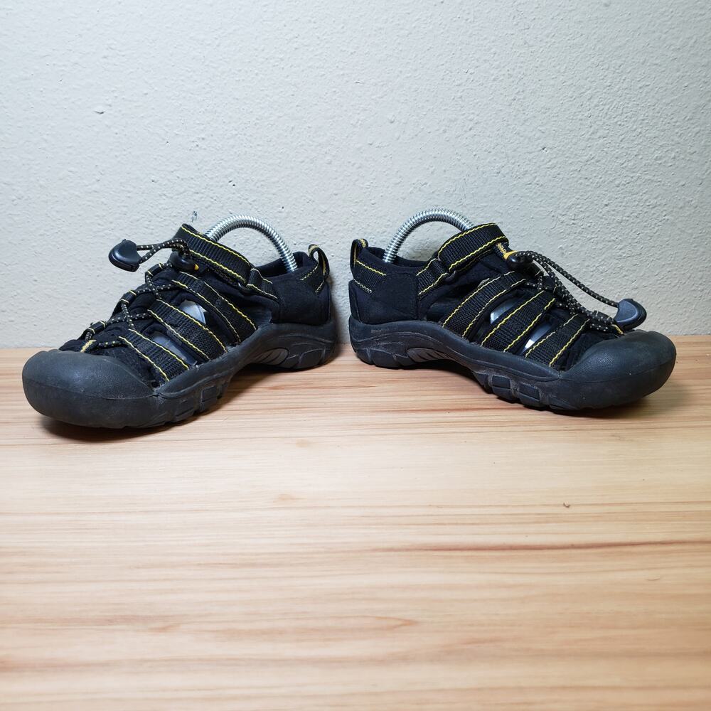 Keen Kids Size 2 Water Shoes Trail Sandals Black Camping Hiking Outdoor Gorpcore - Picture 4 of 11